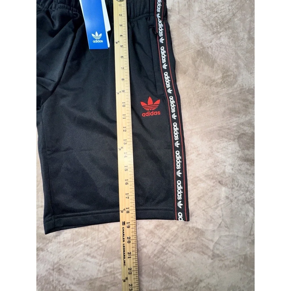 NWT Boys Adidas Originals Trefoil Lifestyle Shorts Black/Red IX1852 Size XL